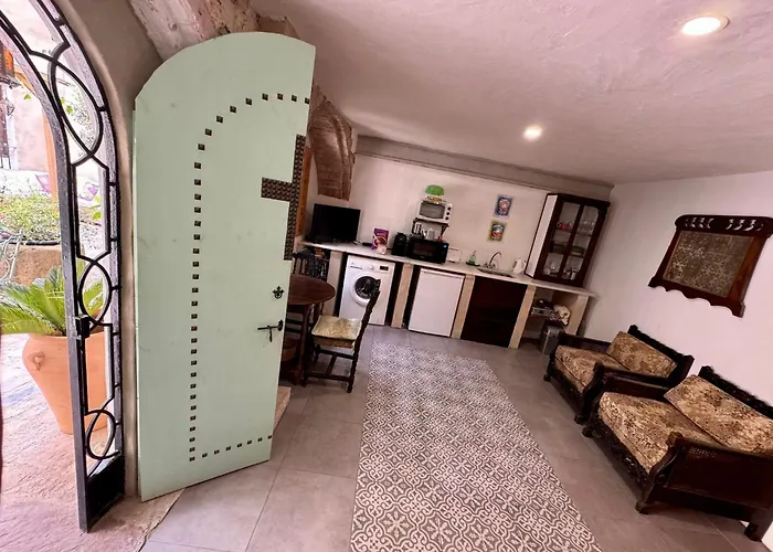  Oliva Courtyard Guesthouse